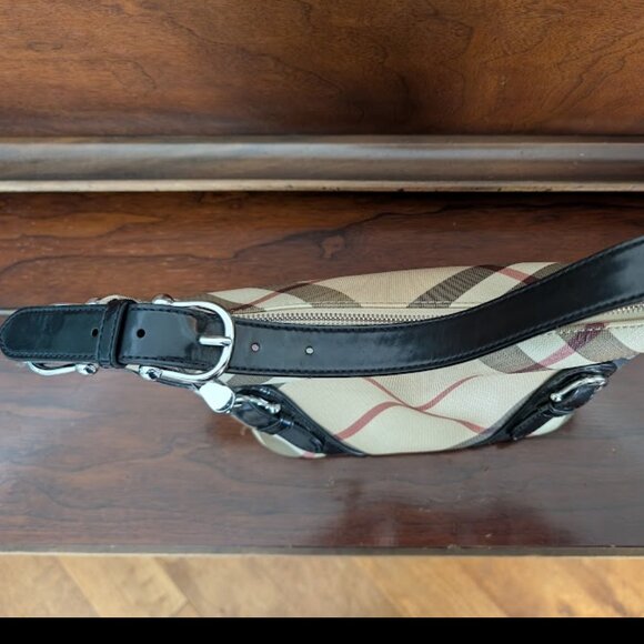 Authentic Burberry Nova Check Black Patent Leather shoulder bag. - Picture 4 of 13